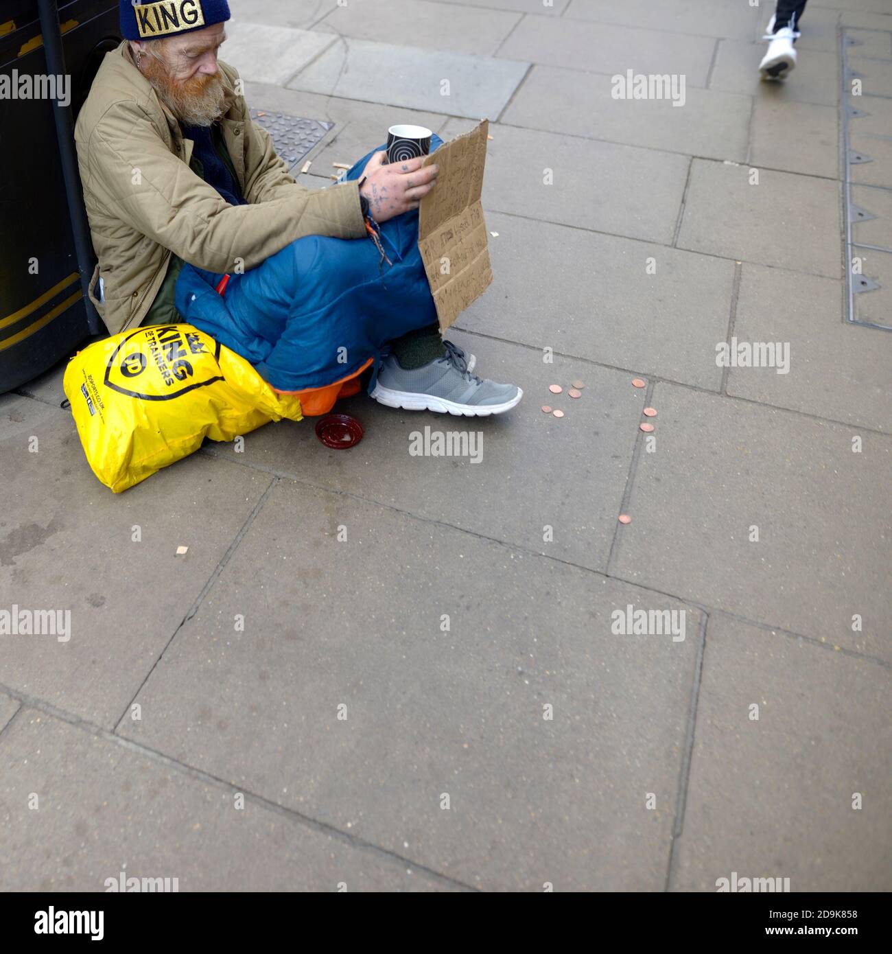 Londra, Inghilterra, Regno Unito. Senzatetto mendicante a Oxford Street, novembre 2020 Foto Stock