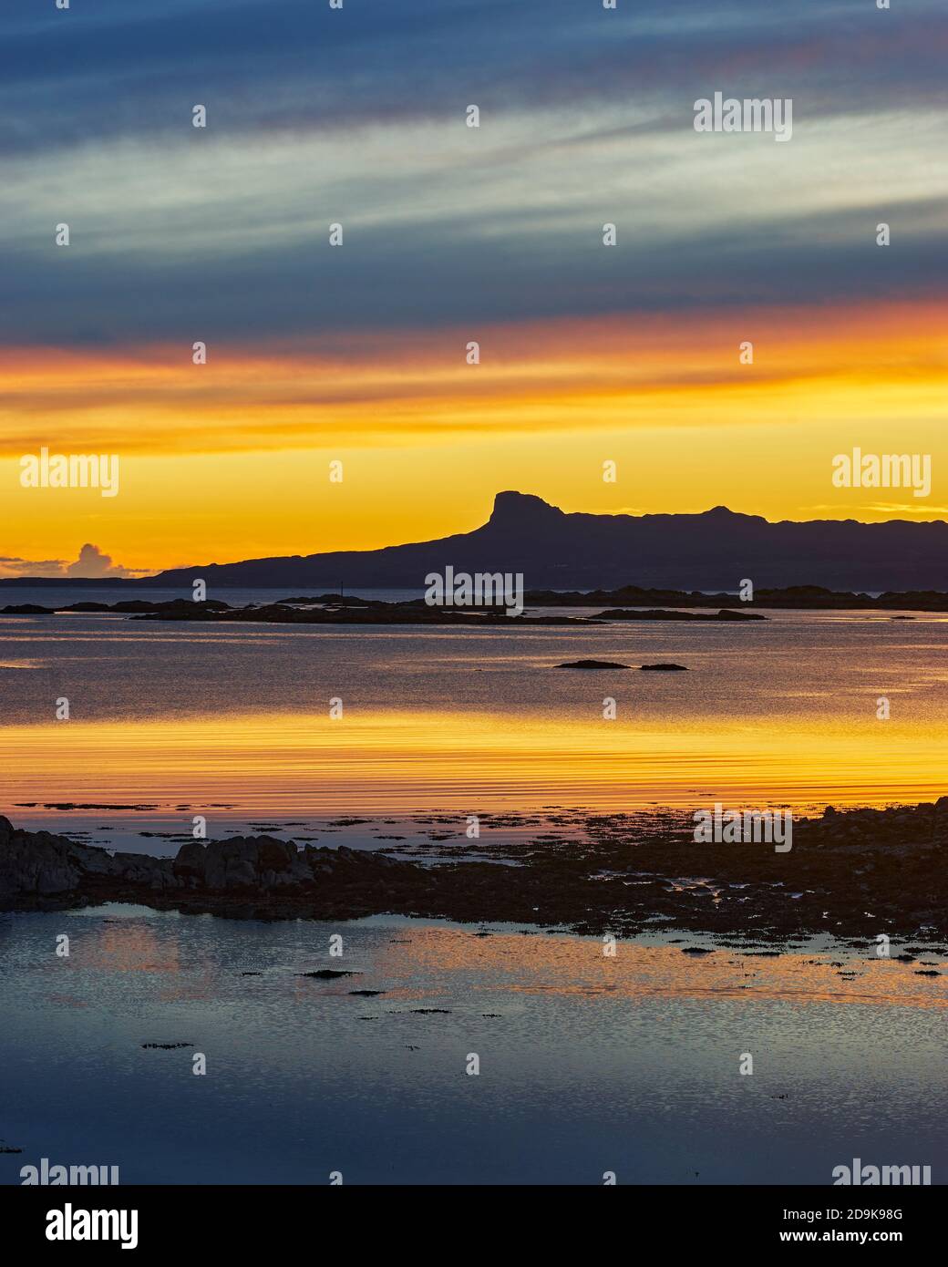 Tramonto sull'isola di Eigg nelle piccole isole, vista dalla penisola di Rhu, Arisaig, Lochaber, Highland, Scozia. Foto Stock