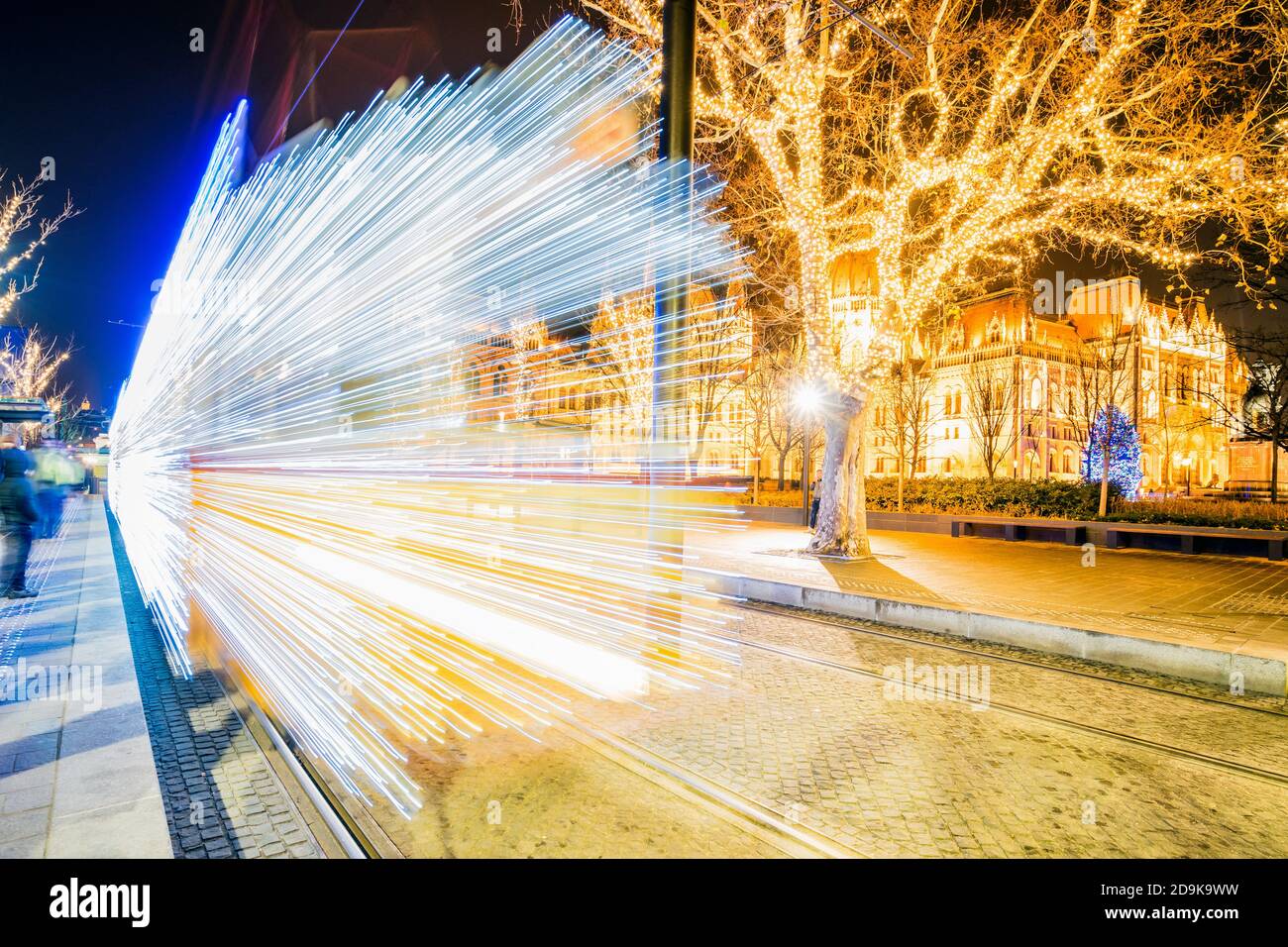 Foto a lunga esposizione di un tram a Budapest Foto Stock
