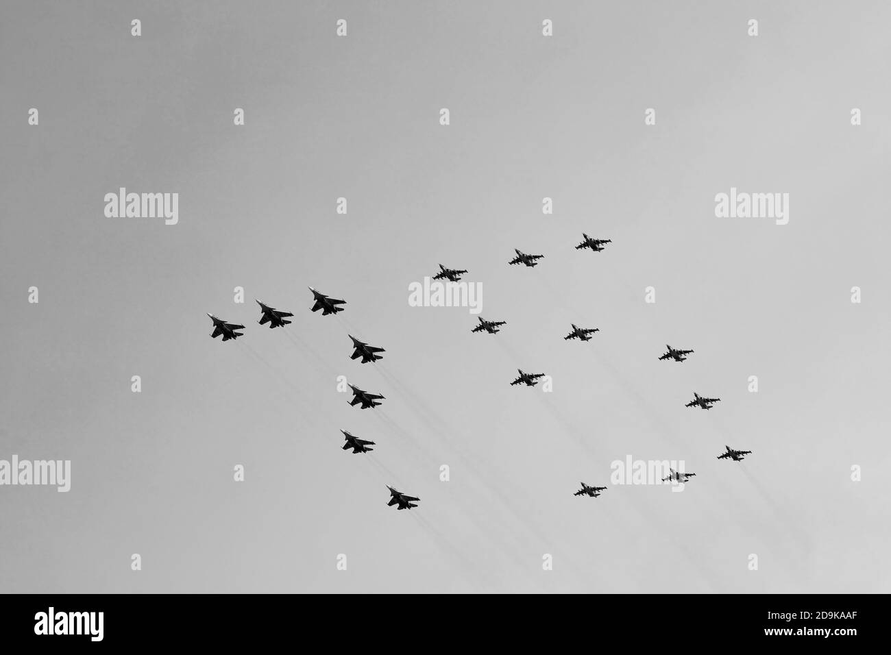 Formazione di aerei da combattimento sotto forma di numero 75. Prova della parata aerea in onore del 75° anniversario della fine della seconda guerra mondiale Foto Stock