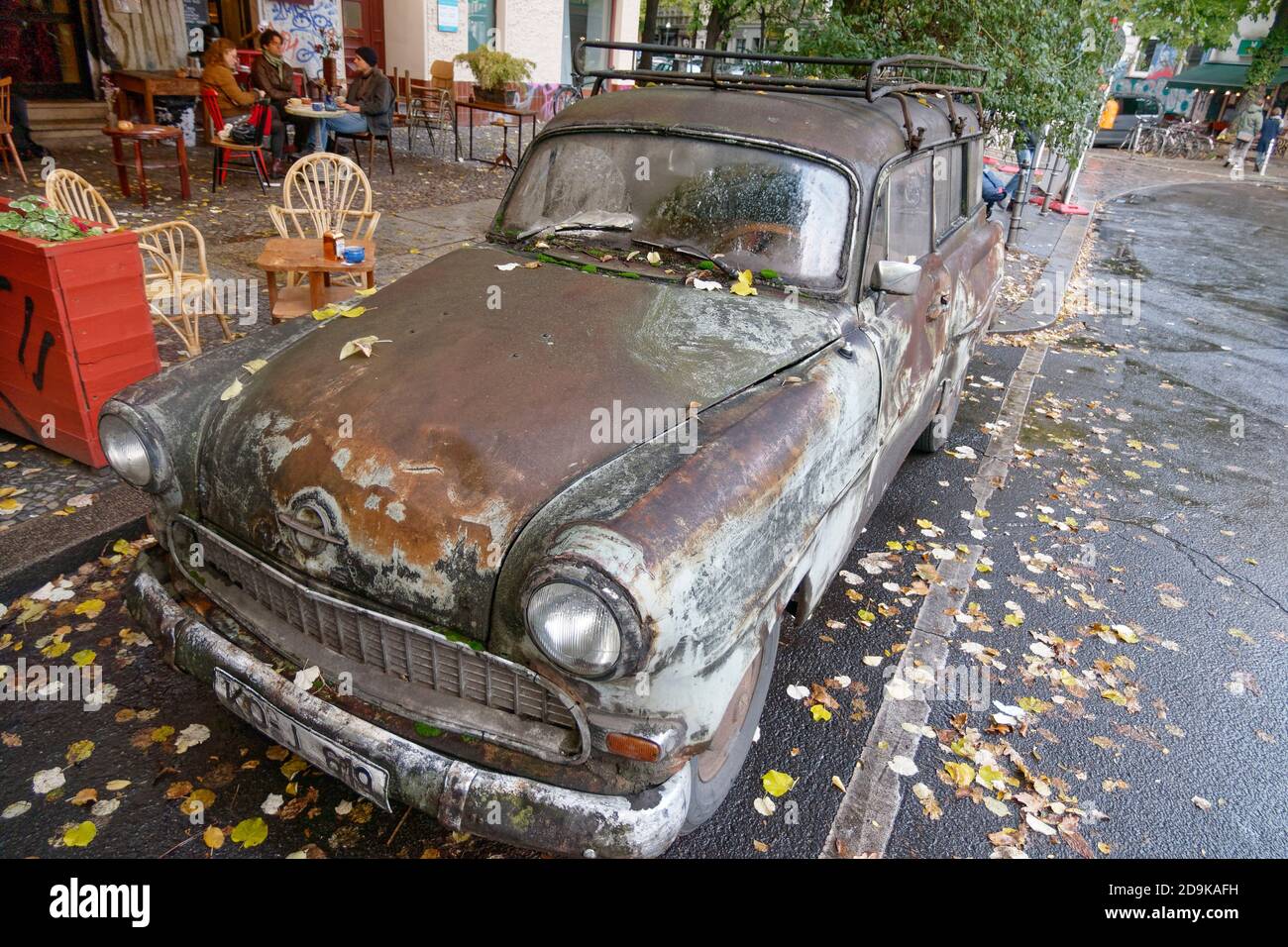 Opel Oldtimer aus dem Jahr 1956 a Kreuzberg im Herbst, Berlino, Germania Foto Stock