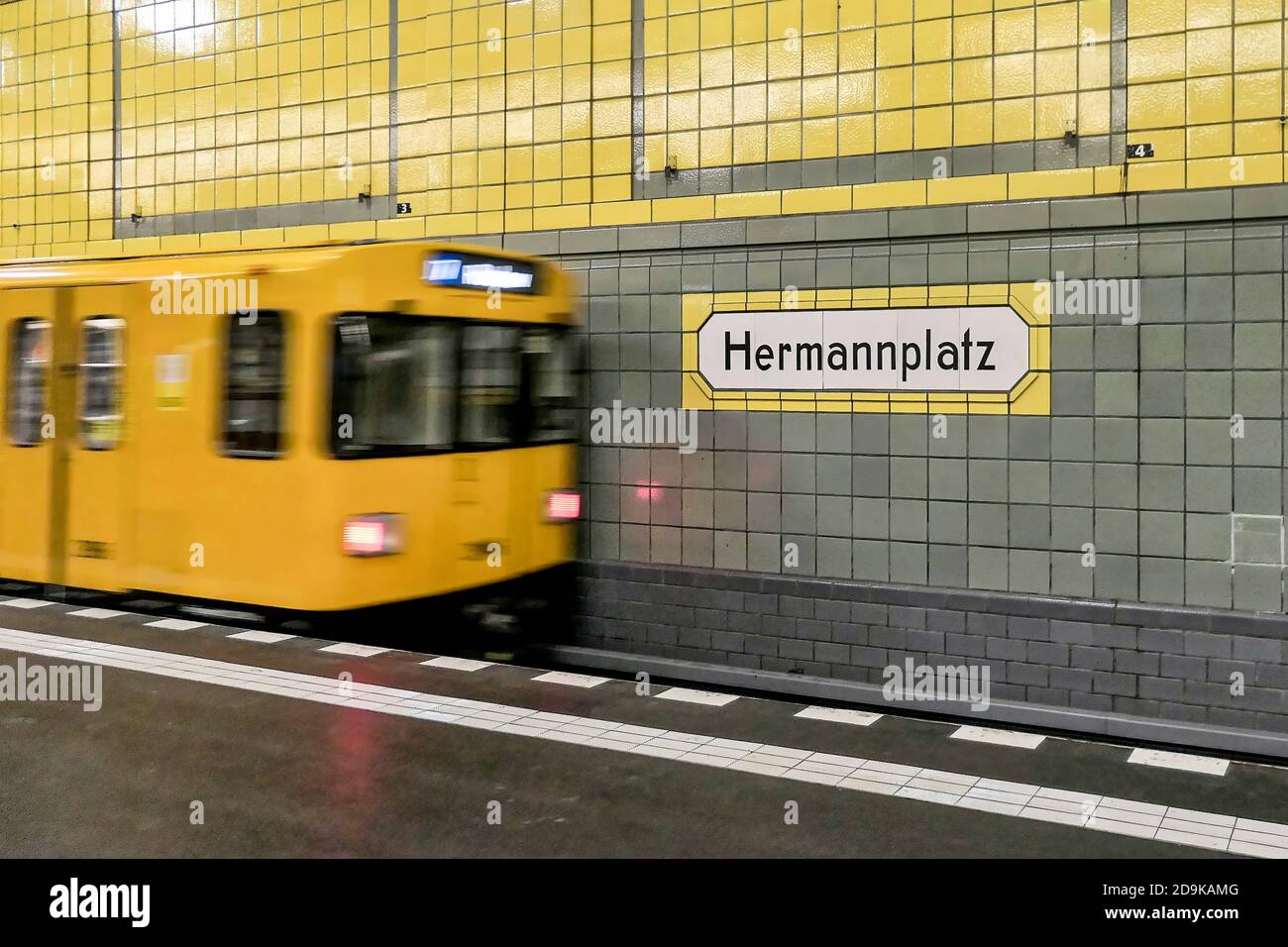 Stazione della U-Bahn Hermannplatz, U7, Bahnsteig, BVG, oeffentlicher Nahverkehr, Berlino Foto Stock