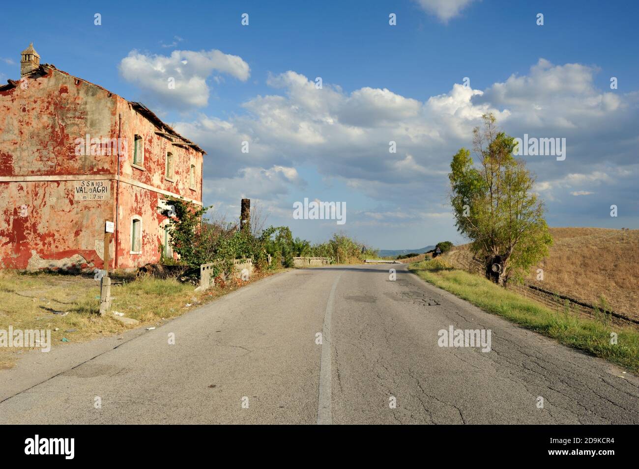 Italia, Basilicata, strada statale 103, casa cantoniera, casa di campagna abbandonata Foto Stock