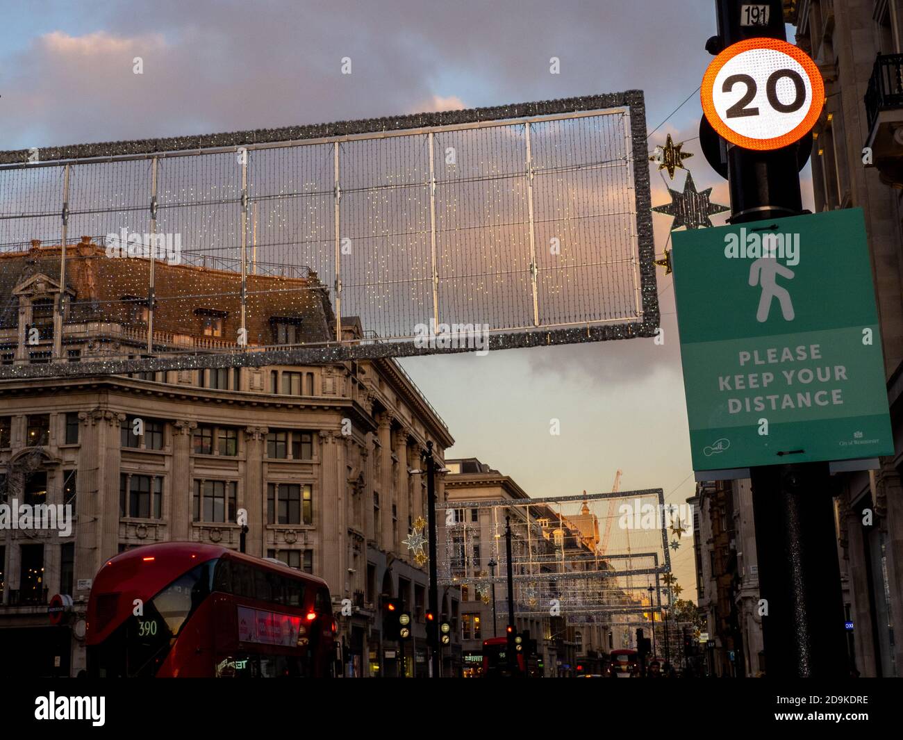 Consigli e guide di allontanamento sociale su Oxford Street di Londra il primo sabato del secondo blocco. Foto Stock