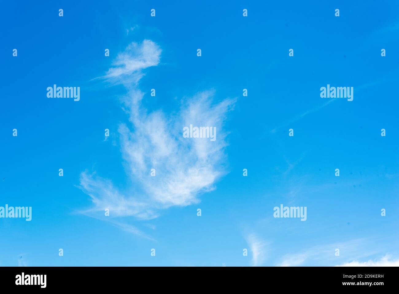 nuvole soffici su un cielo blu luminoso Foto Stock