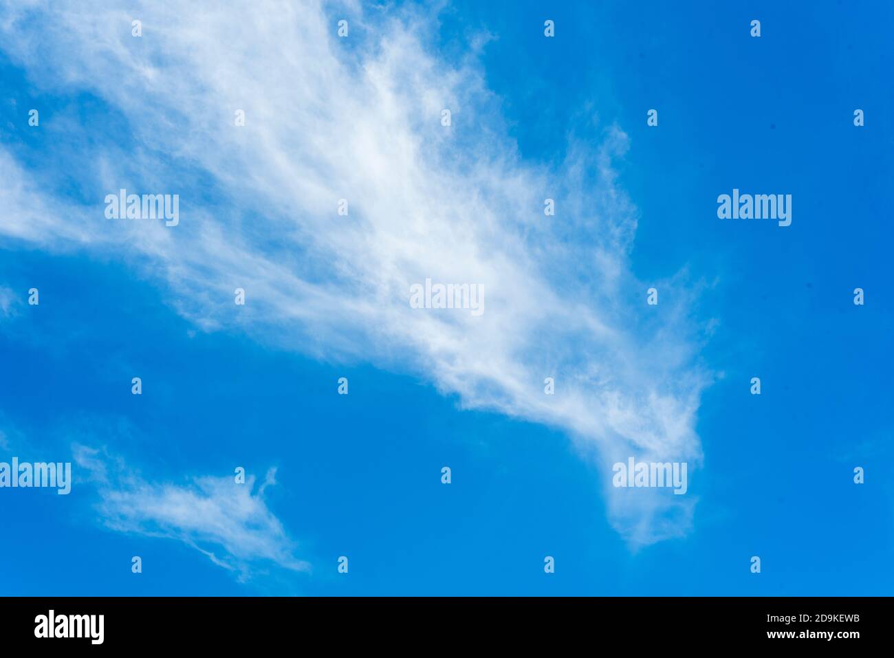 nuvole soffici su un cielo blu luminoso Foto Stock