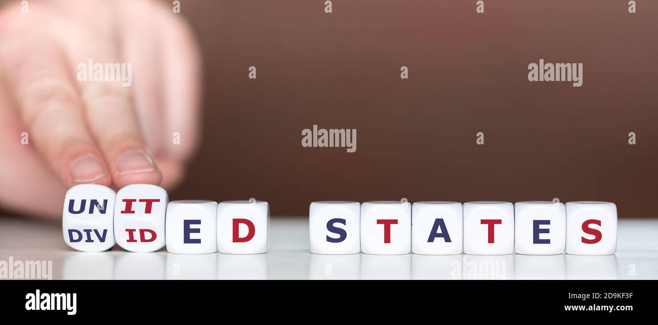 Stati Uniti o divisi di Amerika? La mano trasforma i dadi e cambia l'espressione "stati detirati" in "stati uniti". Foto Stock