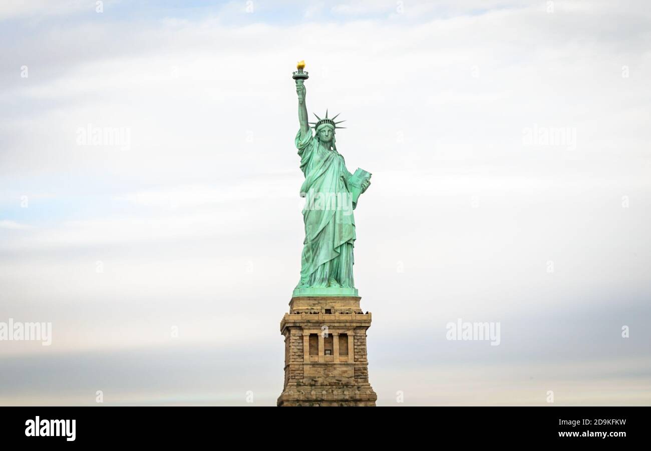 Vista ad angolo basso della Statua della Liberta' che illumina il mondo a New York City, USA Foto Stock