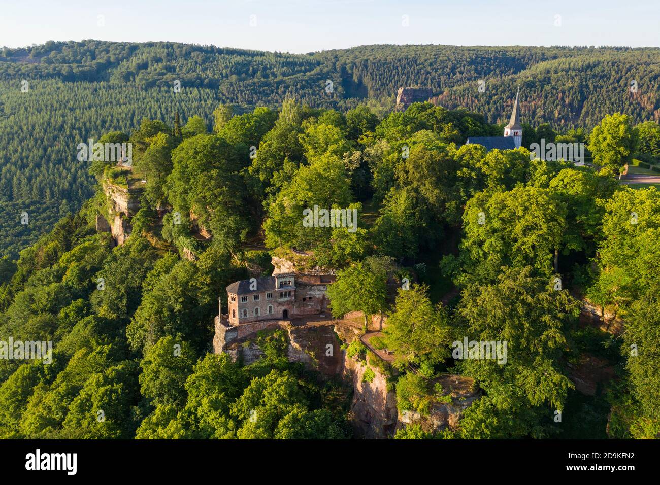 Klause, Ehrenfiedhof, Alte Parrkirche e Altfels, Kastel-Stadt, Saar Valley, Renania-Palatinato, Germania Foto Stock