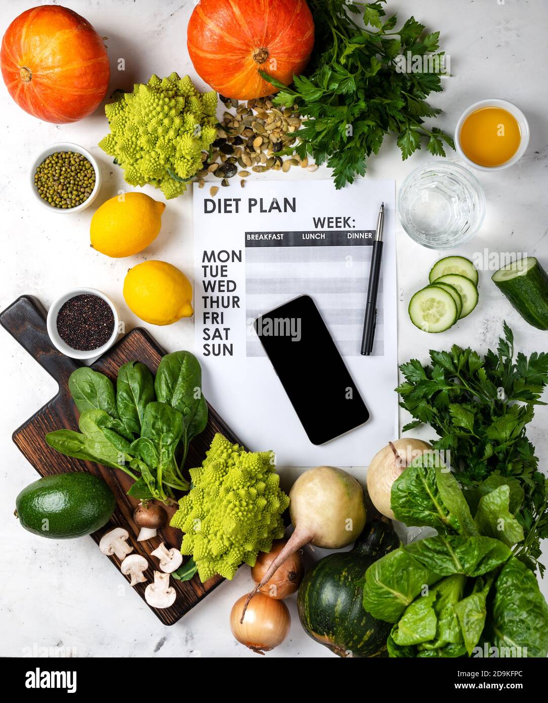 Smartphone Dieta piano e set di cibo sano sul tavolo. Foto Stock