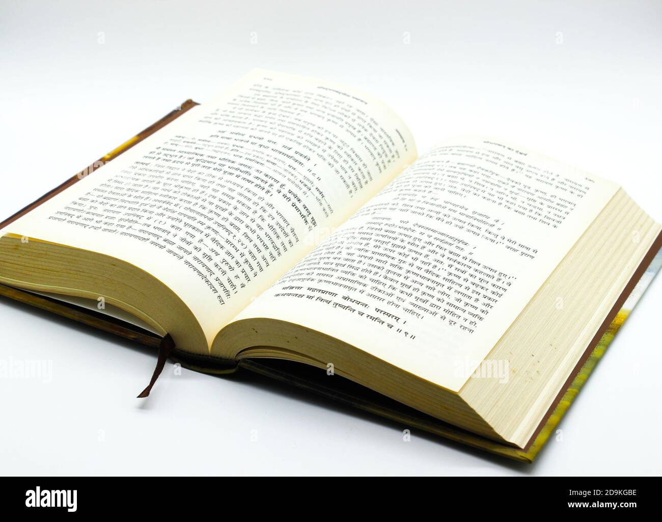 Bhagavad gita libro isolato su sfondo bianco con fuoco selettivo Foto Stock