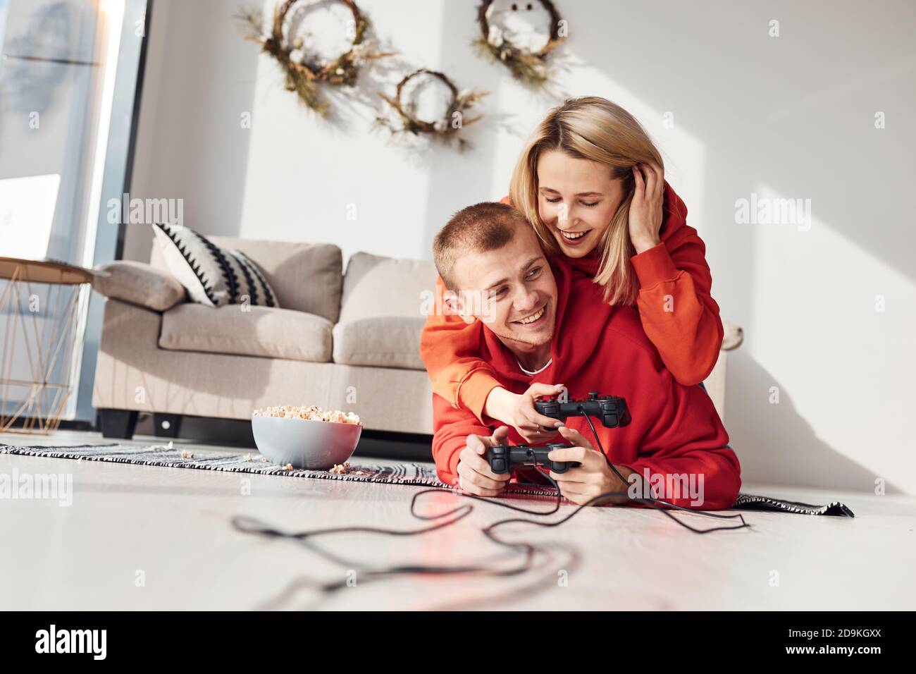 Giovane bella coppia insieme a casa giocando video giochi a. fine settimana e vacanze tempo insieme Foto Stock