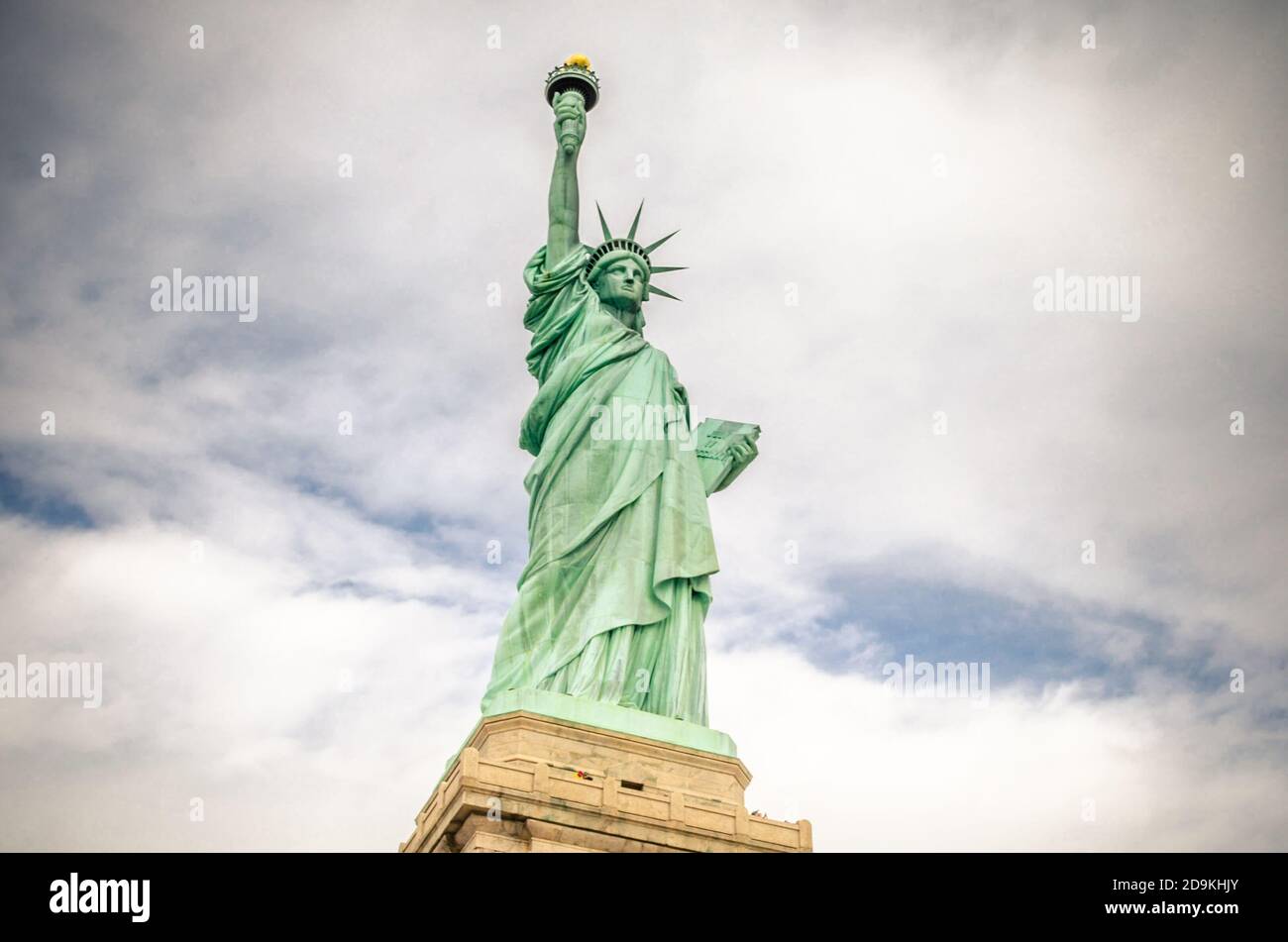 Vista ad angolo basso della Statua della Liberta' che illumina il mondo a New York City, USA Foto Stock