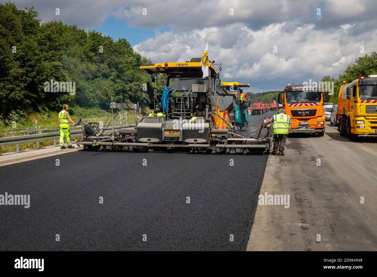 Costruzione di strade, pavimentazione asfaltata asfaltata soffocata, ripristino dell'autostrada A3 tra le croci Kaiserberg e Breitscheid, Duisburg, Nord Reno-Westfalia, Germania Foto Stock