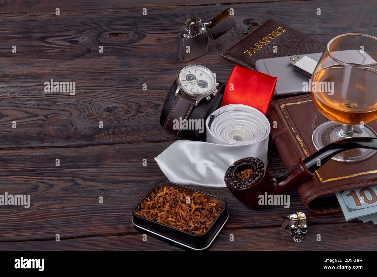 Roba uomo su un tavolo di legno. Foto Stock