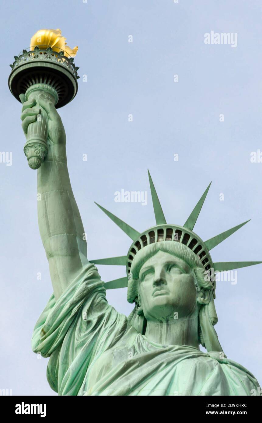 Statua della Liberta' che tiene la torcia e illumina il mondo. Manhattan, New York City, Stati Uniti Foto Stock