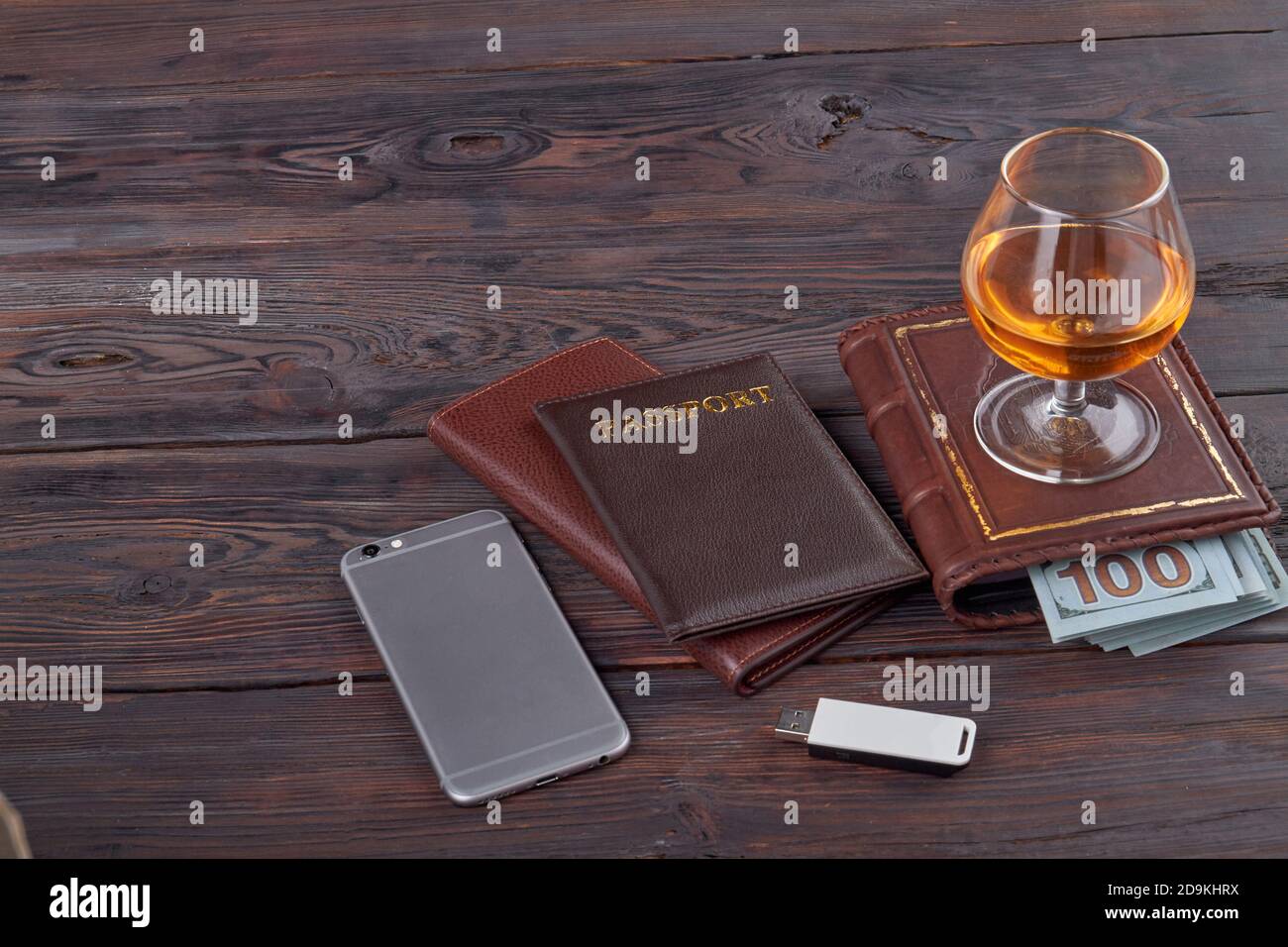 Accessori uomo d'affari su tavolo di legno marrone. Foto Stock