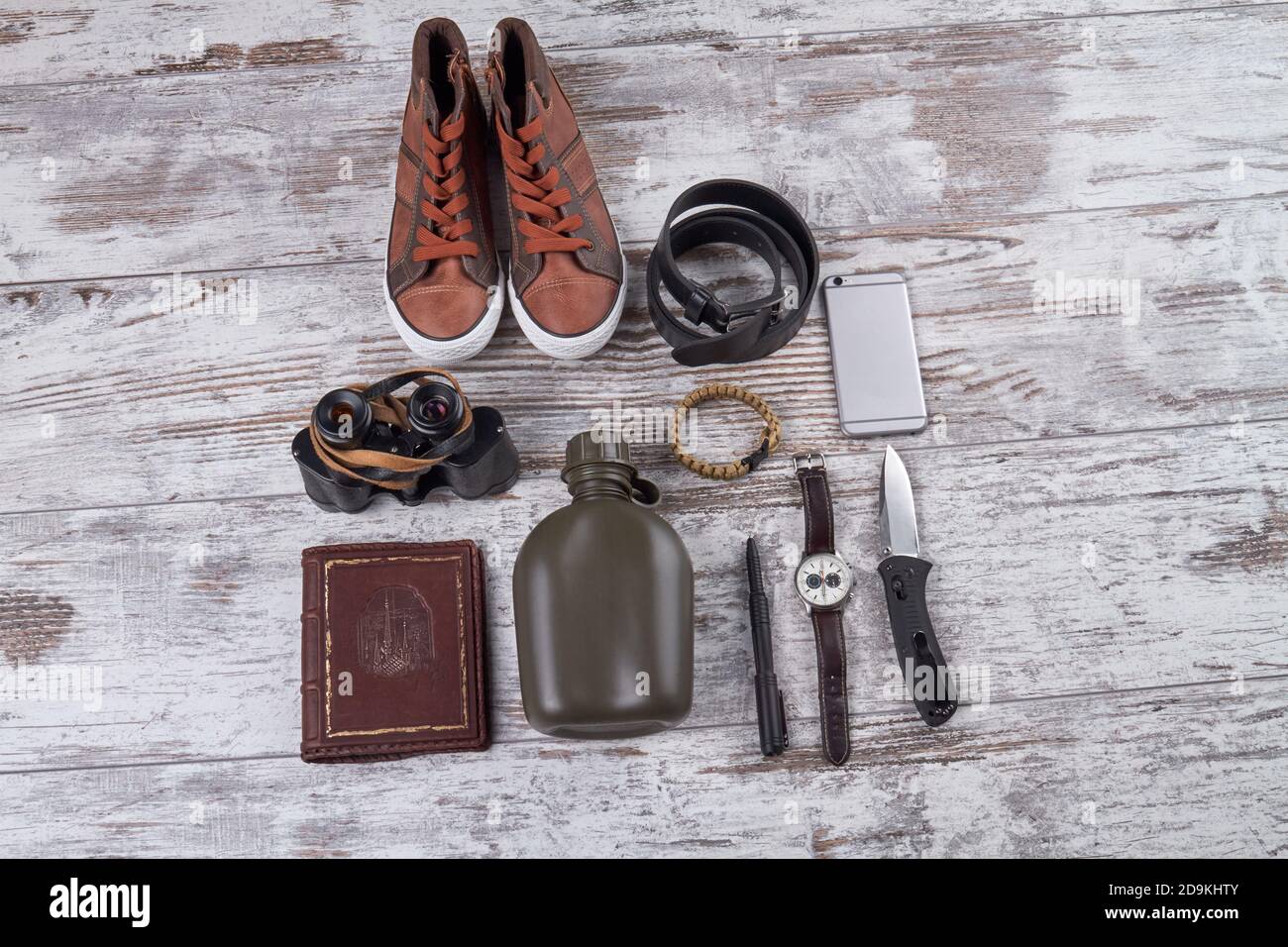 Vista dall'alto degli accessori per i giovani viaggiatori. Foto Stock
