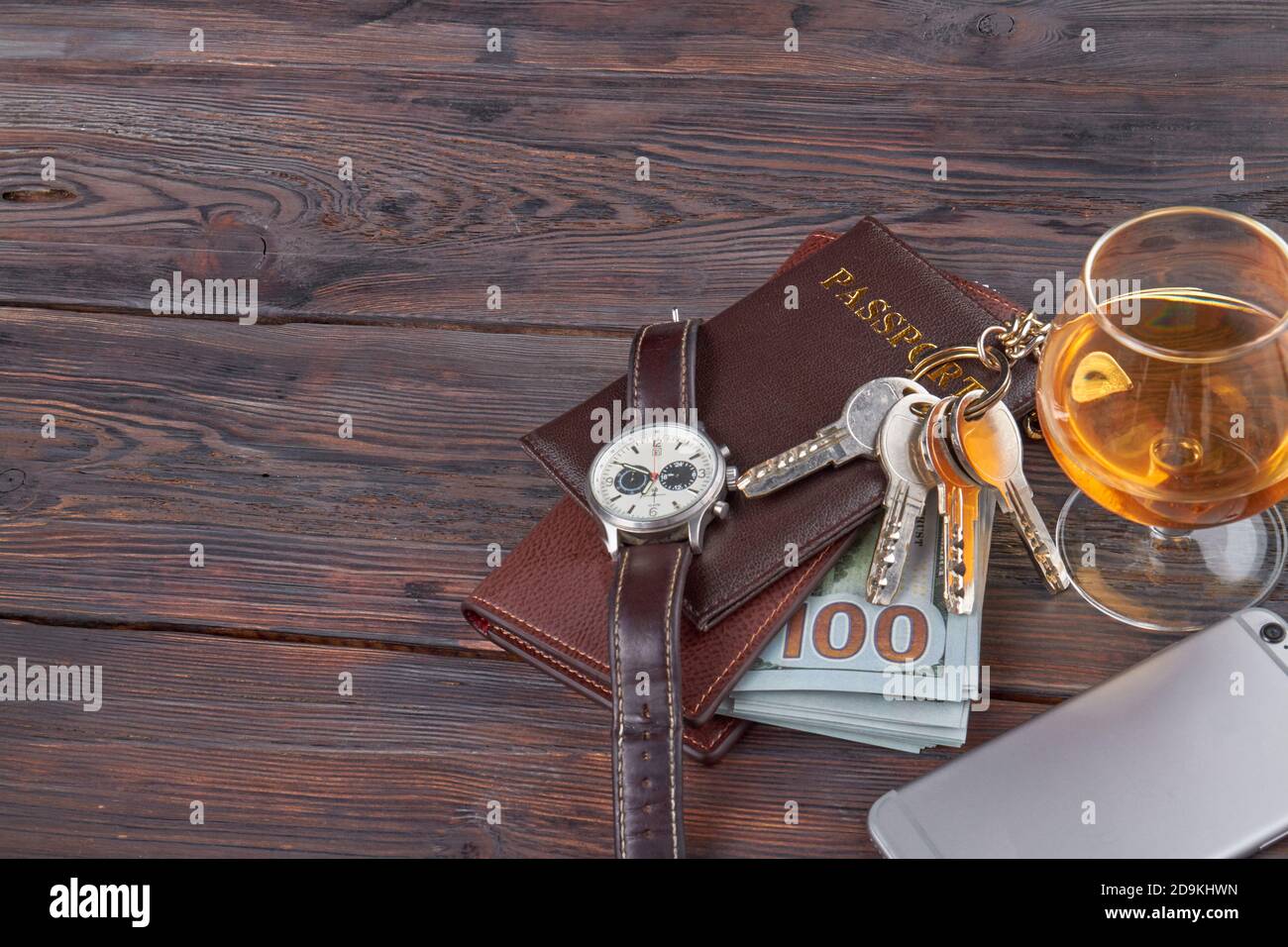 Orologio con vista dall'alto con tasti e smartphone. Foto Stock