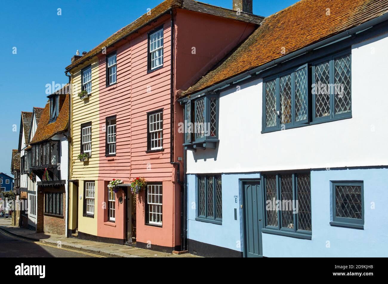 Vecchi cottage lungo tutti i Saints Street in Hastings Old Town, East Sussex, South East England Foto Stock