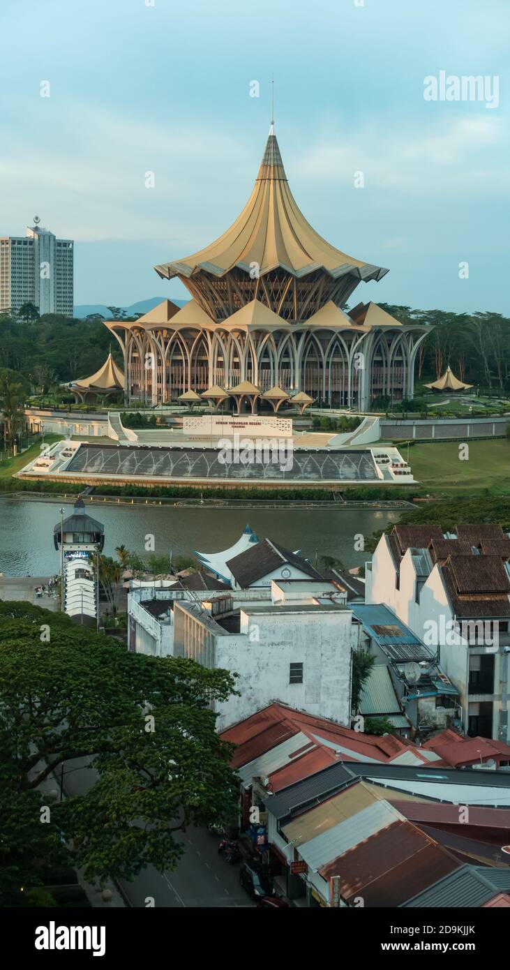 Il Sarawak Legislative Building o Dewan Undangan Negeri Sarawak a Kuching Waterfront. Foto Stock