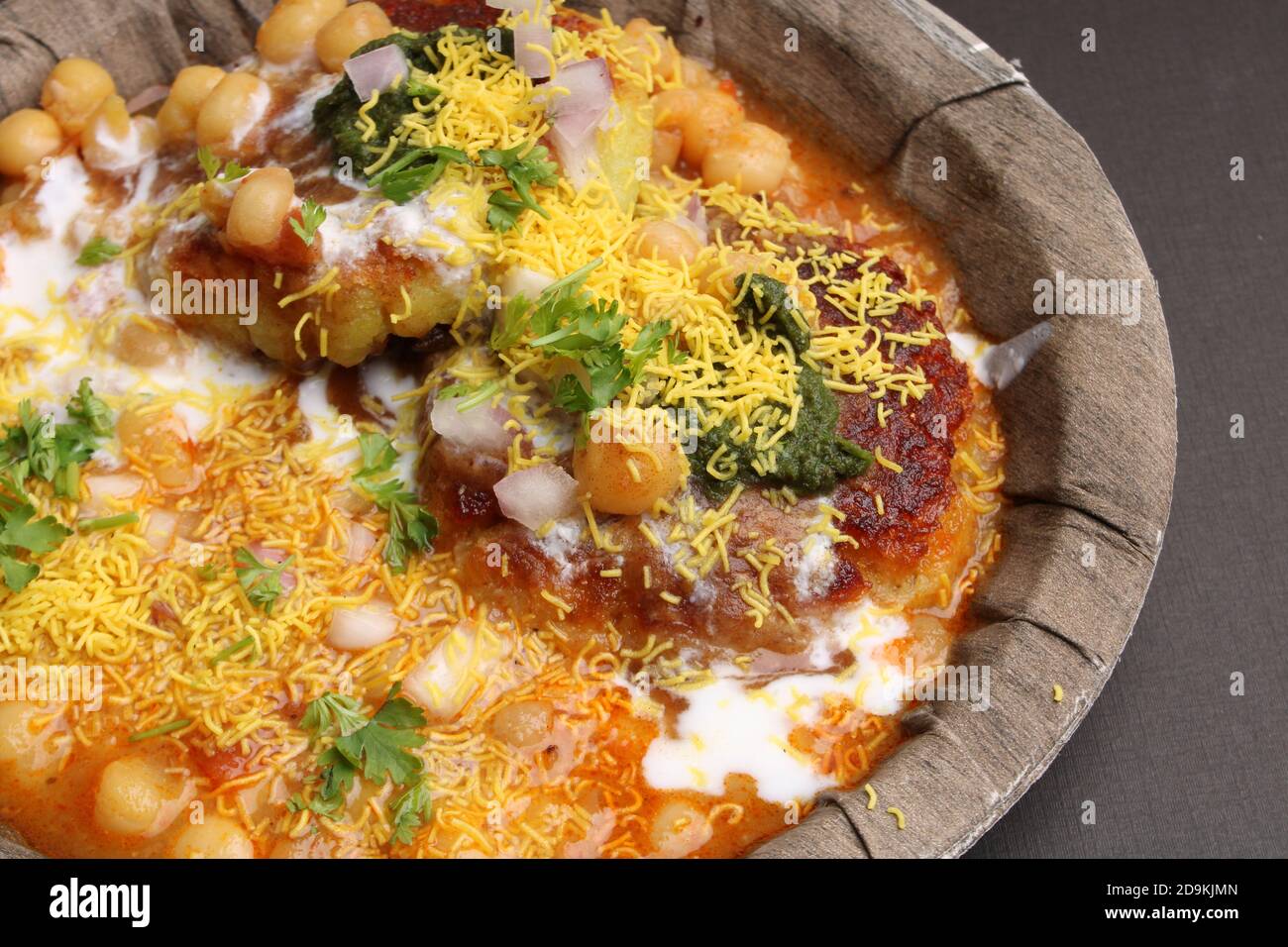 Ragda pattice -Aloo tikki o patata Cutlet o patties è un popolare cibo indiano di strada fatto con patate bollite, spezie ed erbe. Foto Stock