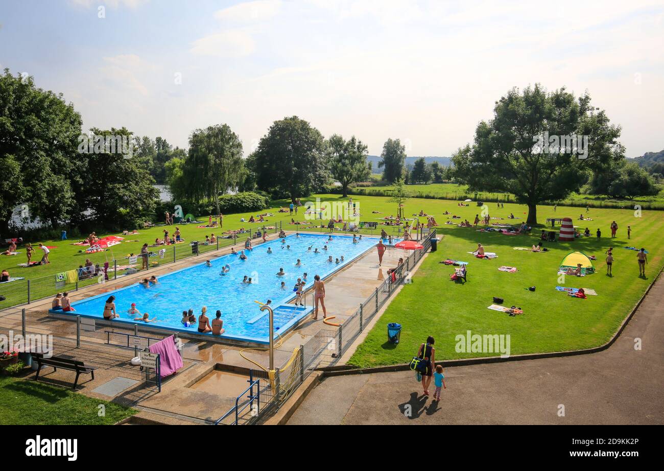 Essen, Nord Reno-Westfalia, Ruhr Area, Germania, la piscina all'aperto Steele si trova direttamente sulla Ruhr, fotografata in occasione della capitale verde d'Europa Essen 2017. Foto Stock