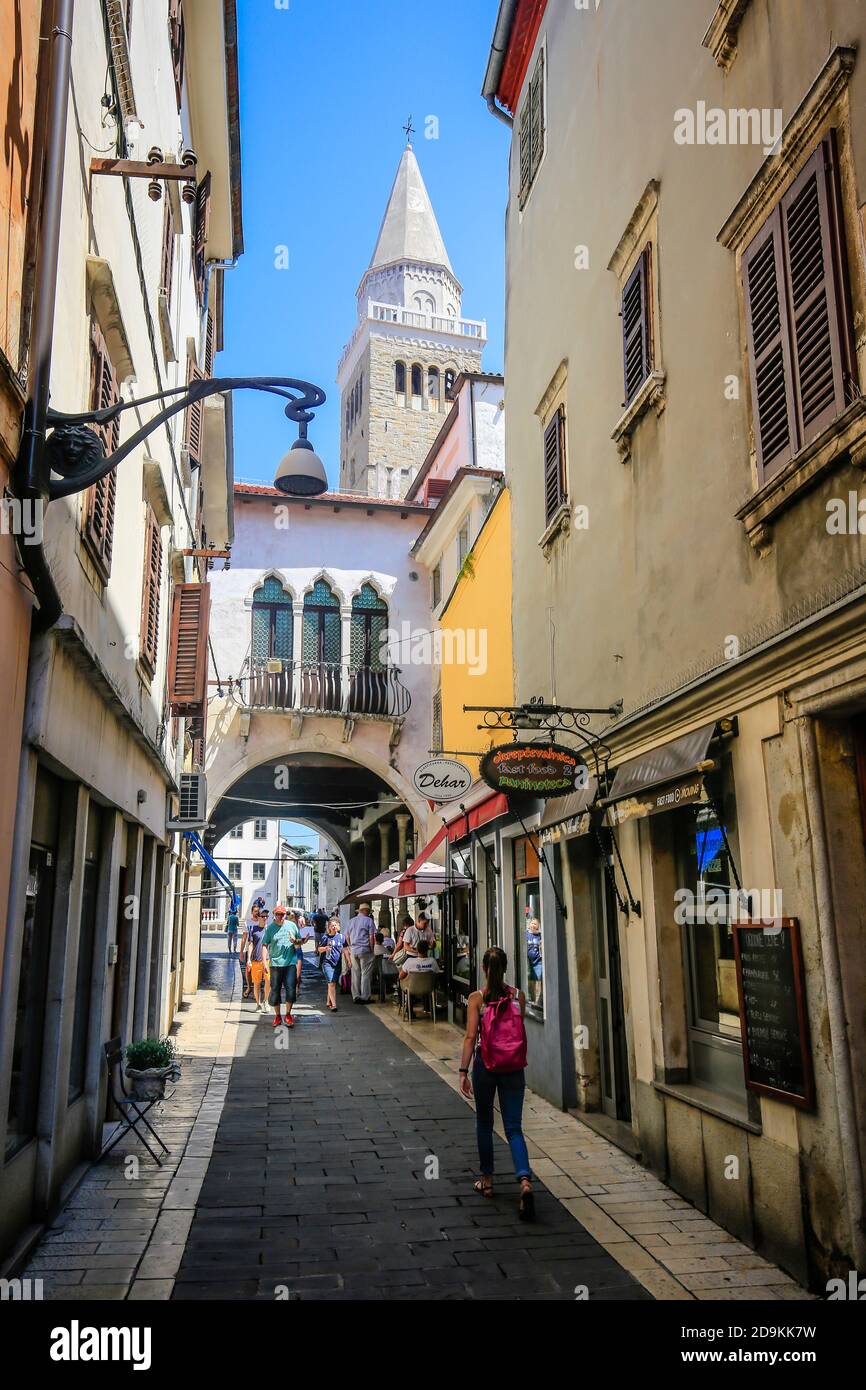Capodistria, Istria, Slovenia - le strade della città vecchia nella città portuale di Capodistria, dietro la Cattedrale dell'Assunzione. Foto Stock
