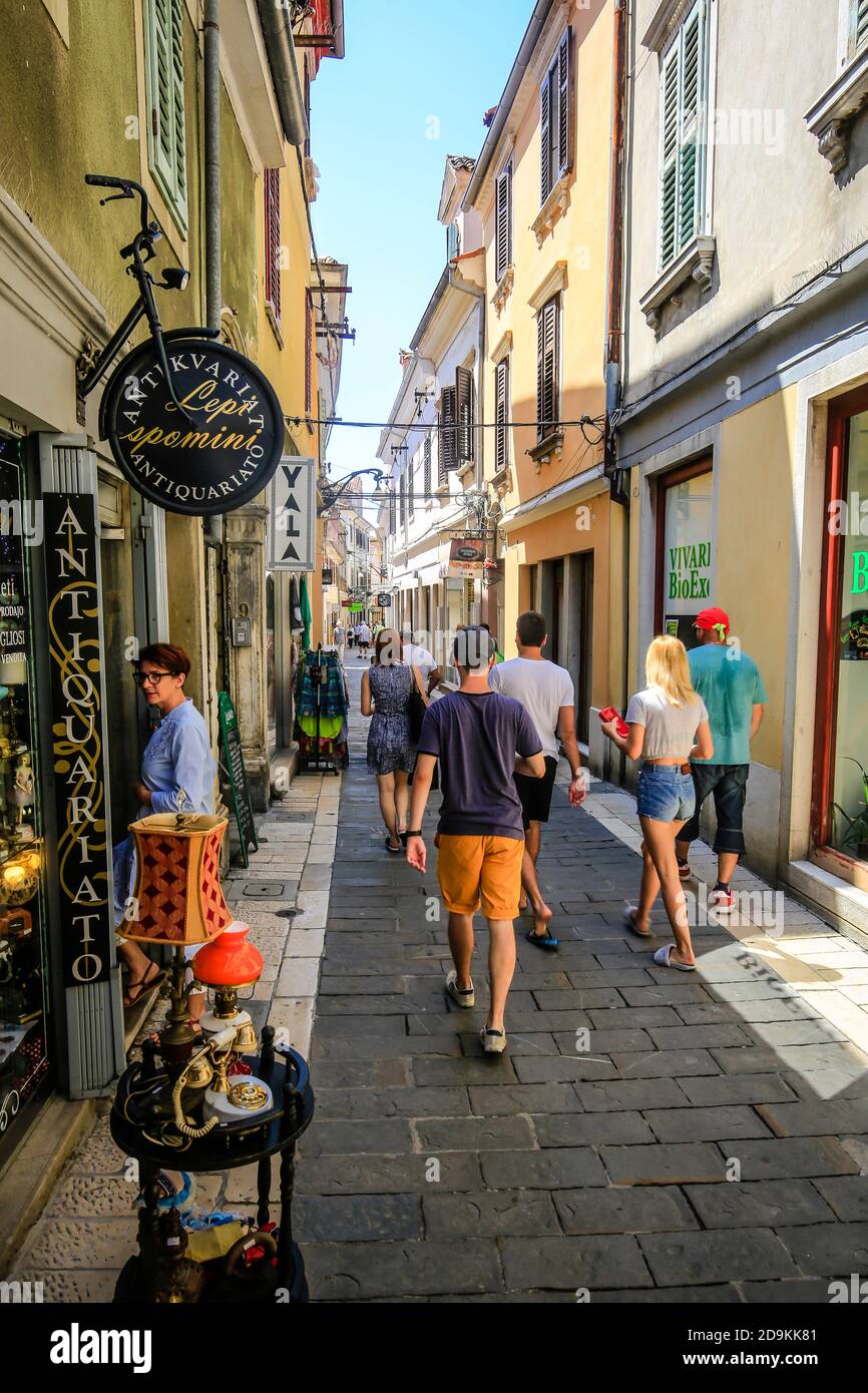 Capodistria, Istria, Slovenia - gente nelle strade della città vecchia nella città portuale di Capodistria. Foto Stock