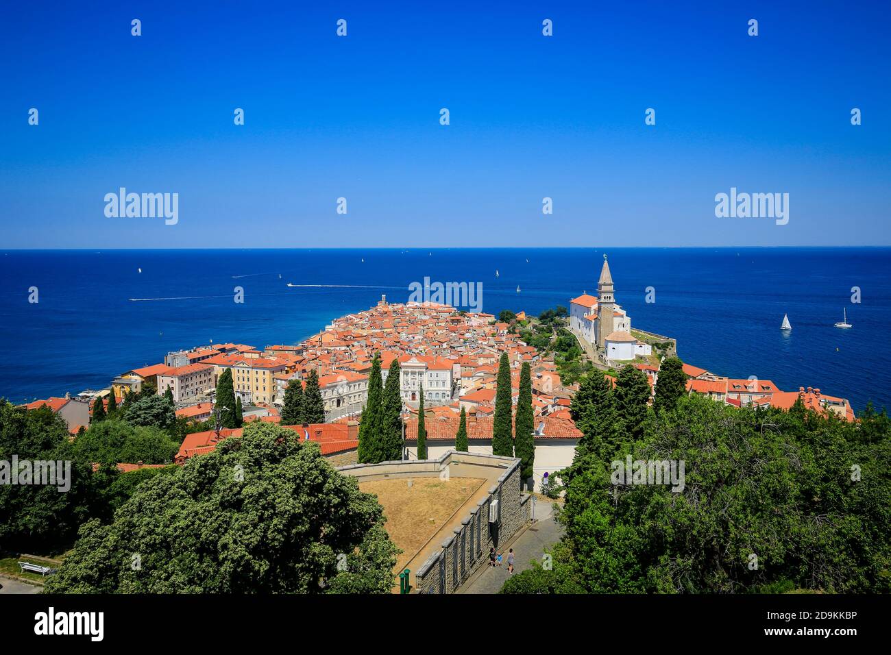 Pirano, Istria, Slovenia - panoramica della città, vista sui tetti della città portuale sul Mar Mediterraneo con Piazza Tartini e la Cattedrale di San Giorgio. Foto Stock