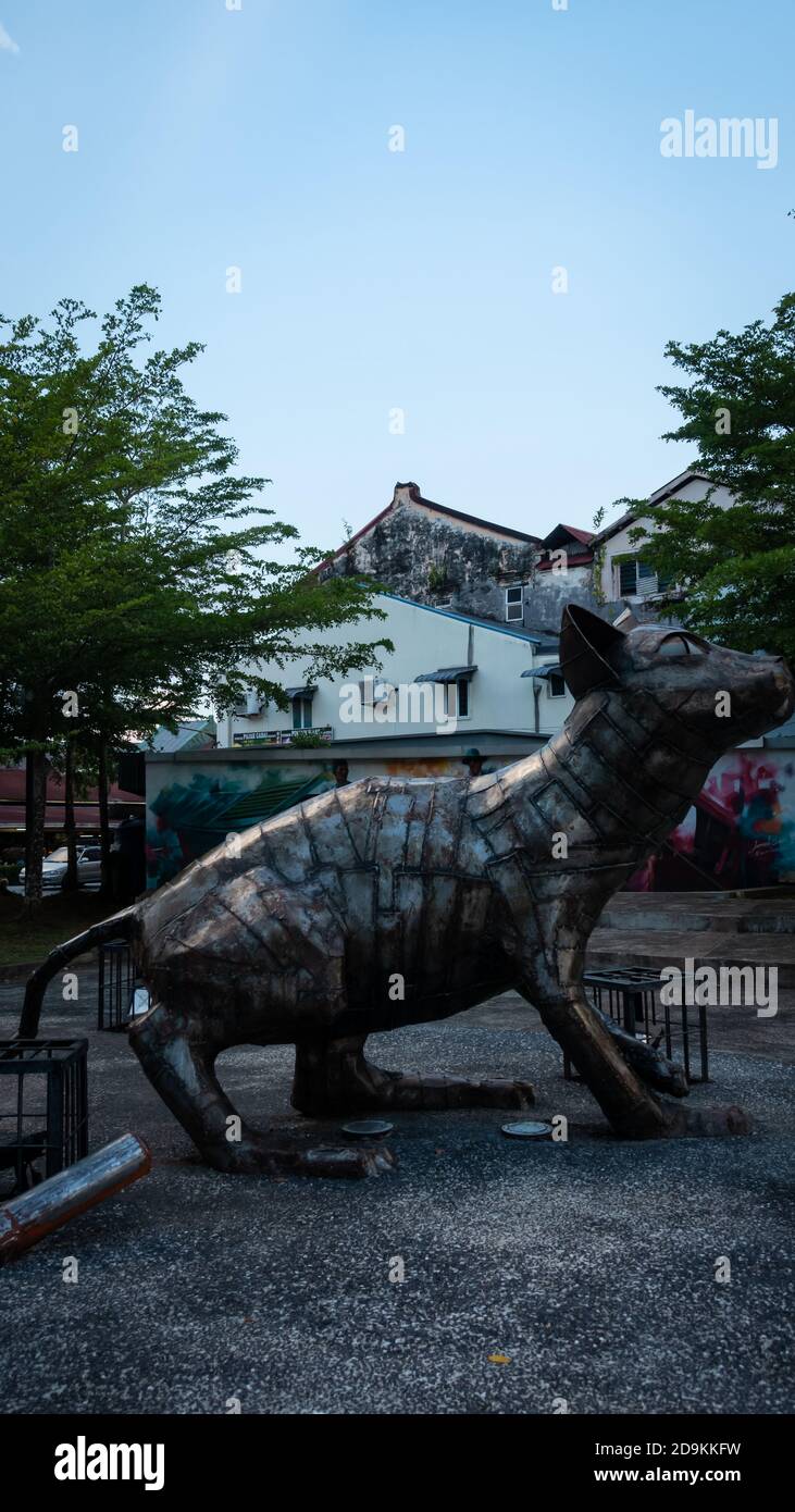 Esterno del monumento Cats nel centro di Kuching, Malesia. A causa dell'abbondanza di gatti nella zona Kuching è spesso chiamato 'la città dei gatti' Foto Stock