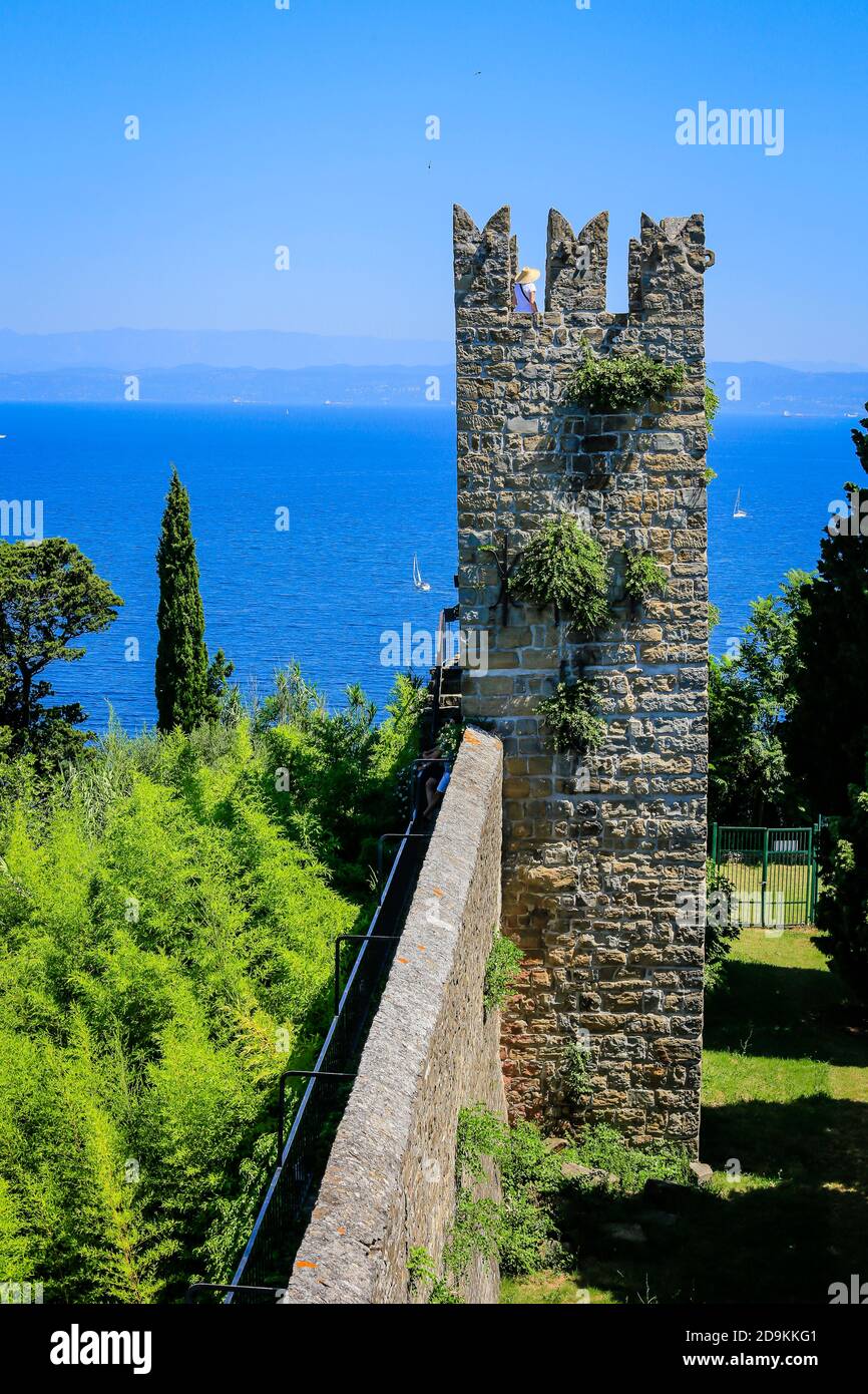 Pirano, Istria, Slovenia - i turisti visitano le mura storiche della città portuale mediterranea. Foto Stock