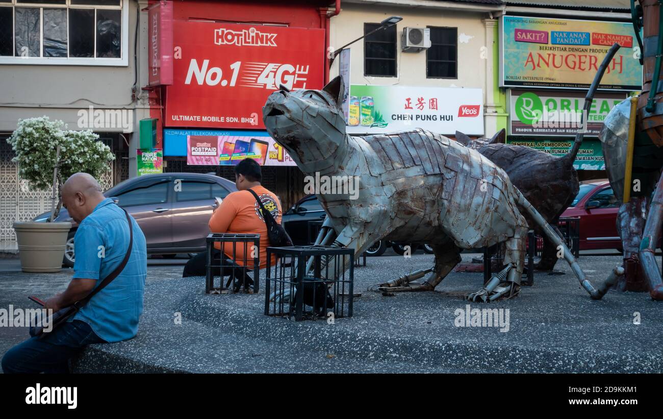 Esterno del monumento Cats nel centro di Kuching, Malesia. A causa dell'abbondanza di gatti nella zona Kuching è spesso chiamato 'la città dei gatti' Foto Stock