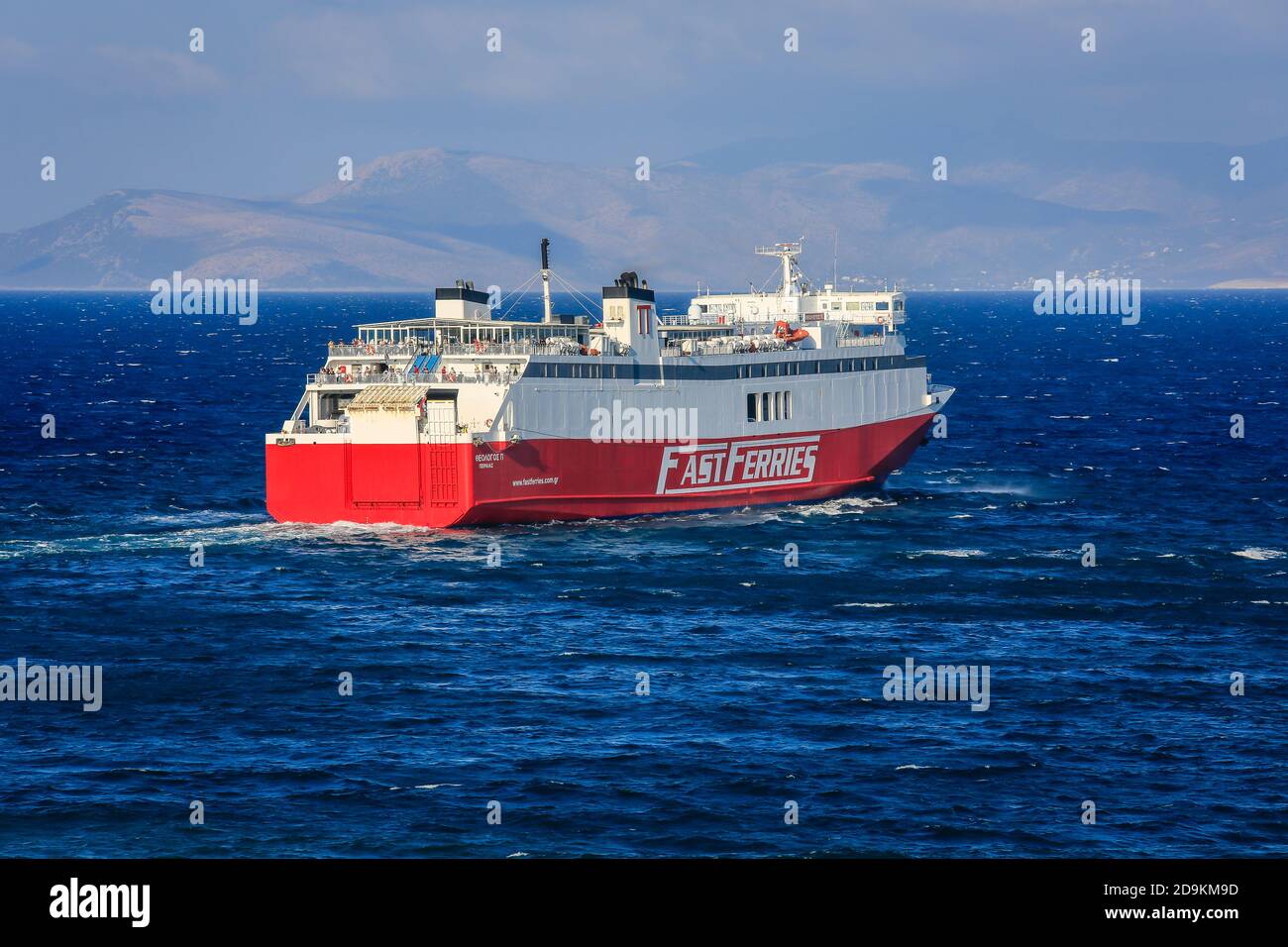 Rafina, Attica, Grecia - il traghetto Fast Ferries collega il porto di Rafina alle isole Cicladi. Foto Stock