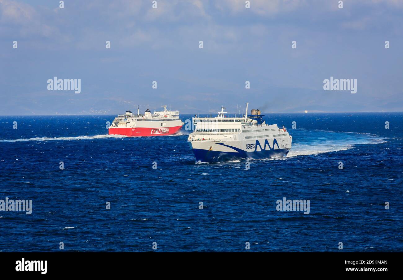 Rafina, Attica, Grecia - i traghetti Seajets e Fast Ferries operano dal porto di Rafina alle isole Cicladi. Foto Stock