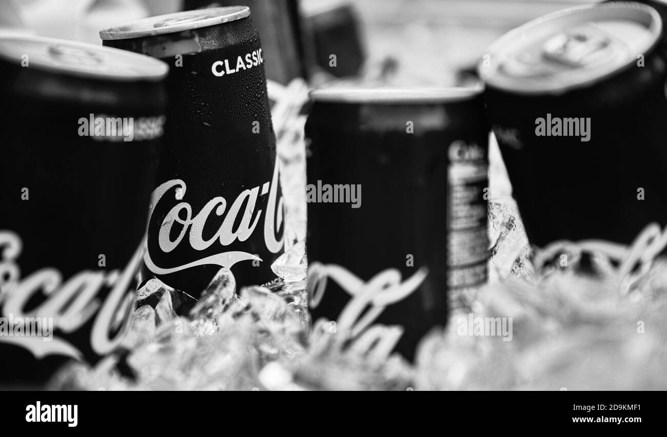 Lattine di Coca-Cola in ghiaccio. Bevanda analcolica popolare. 18.01.2019 Singapore Foto Stock