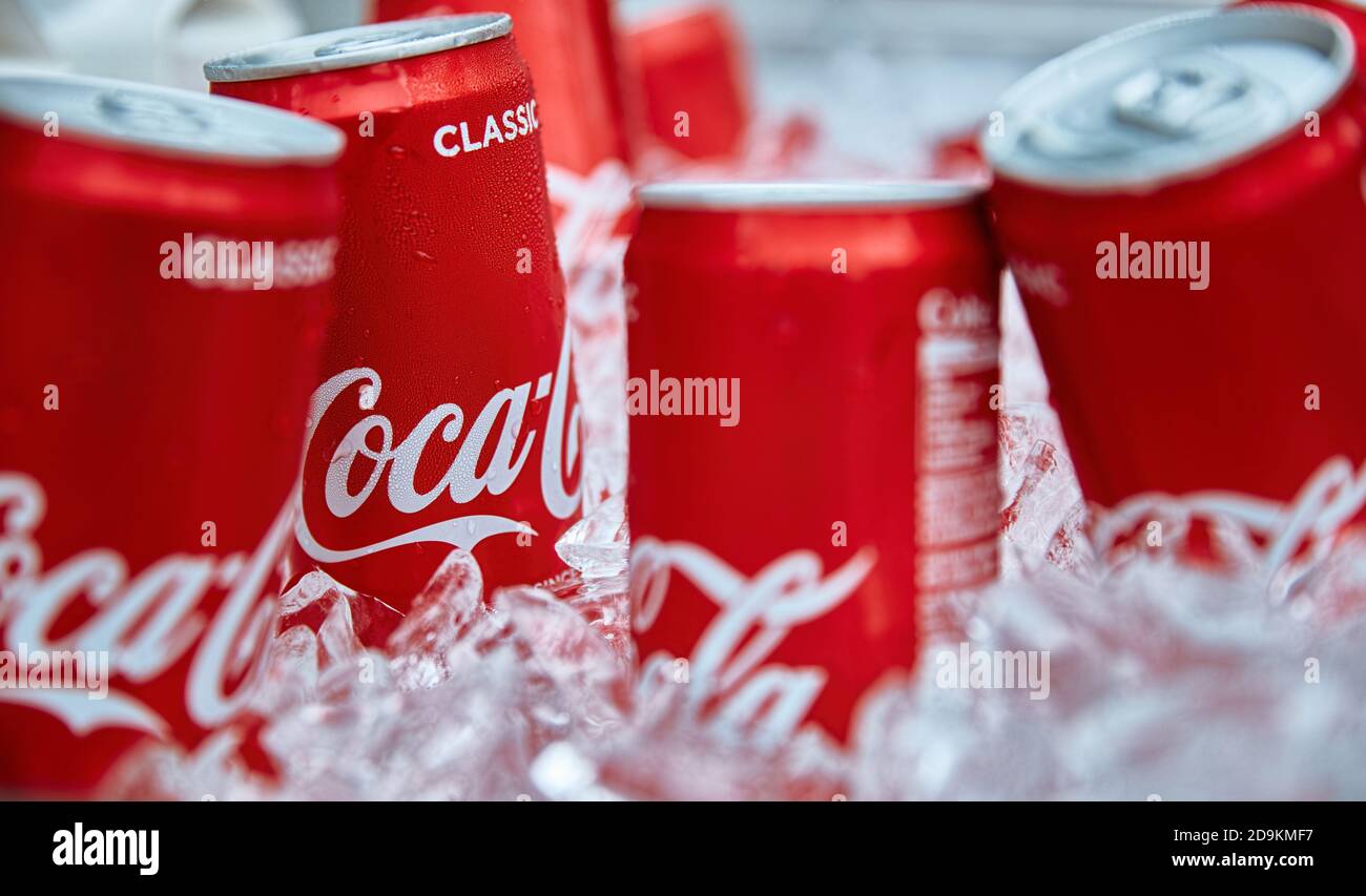 Lattine di Coca-Cola in ghiaccio. Bevanda analcolica popolare. 18.01.2019 Singapore Foto Stock