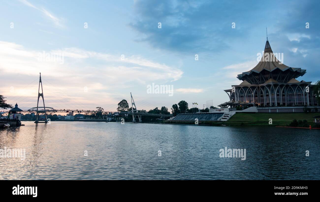 Il Sarawak Legislative Building o Dewan Undangan Negeri Sarawak a Kuching Waterfront. Foto Stock