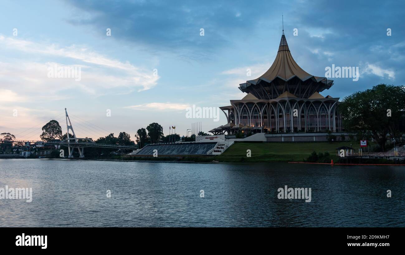 Il Sarawak Legislative Building o Dewan Undangan Negeri Sarawak a Kuching Waterfront. Foto Stock