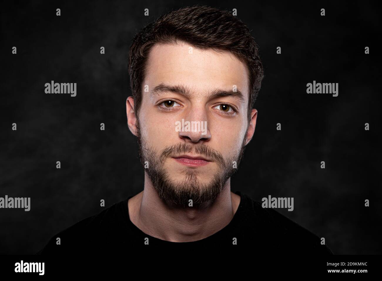 Ritratto di un giovane su sfondo scuro Foto Stock
