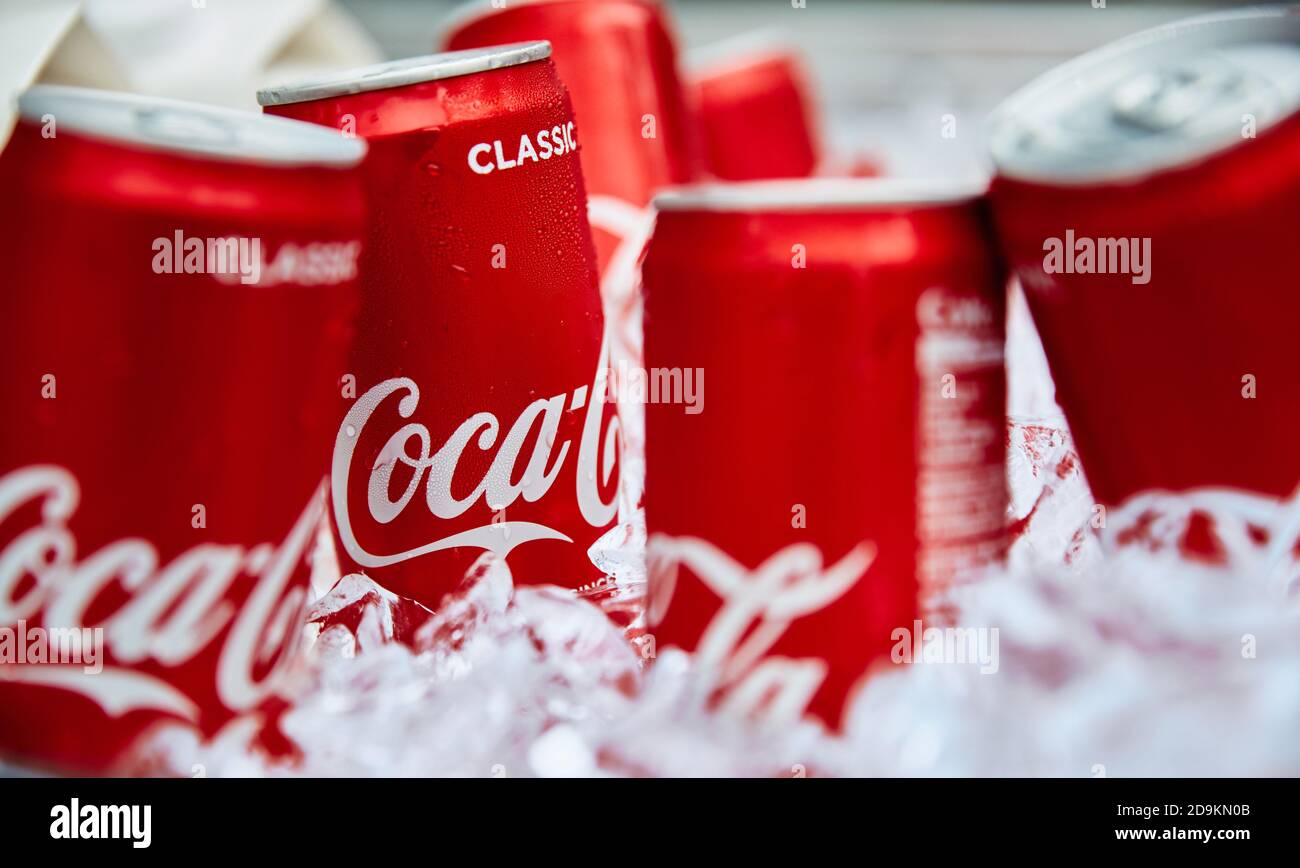 Lattine di Coca-Cola in ghiaccio. Bevanda analcolica popolare. 18.01.2019 Singapore Foto Stock