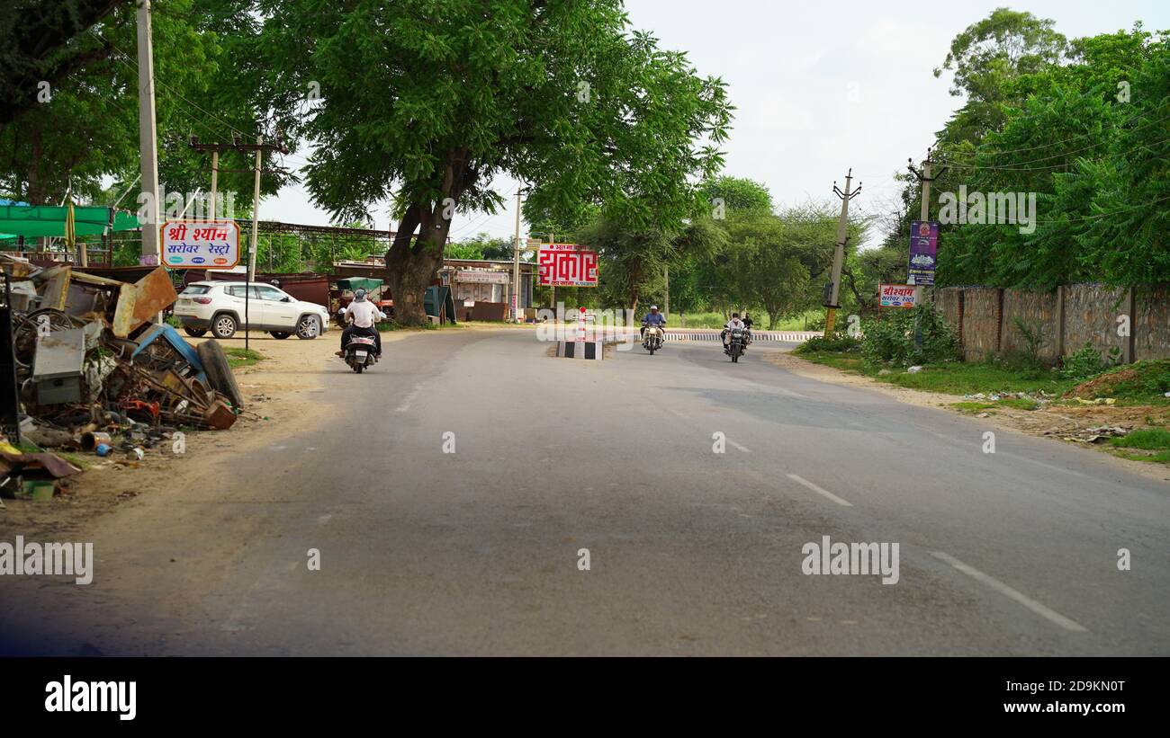 29 settembre 2020 : Reengus, Jaipur, India / strada con divisori di corsia di traffico e barriere per facilitare il traffico. Foto Stock
