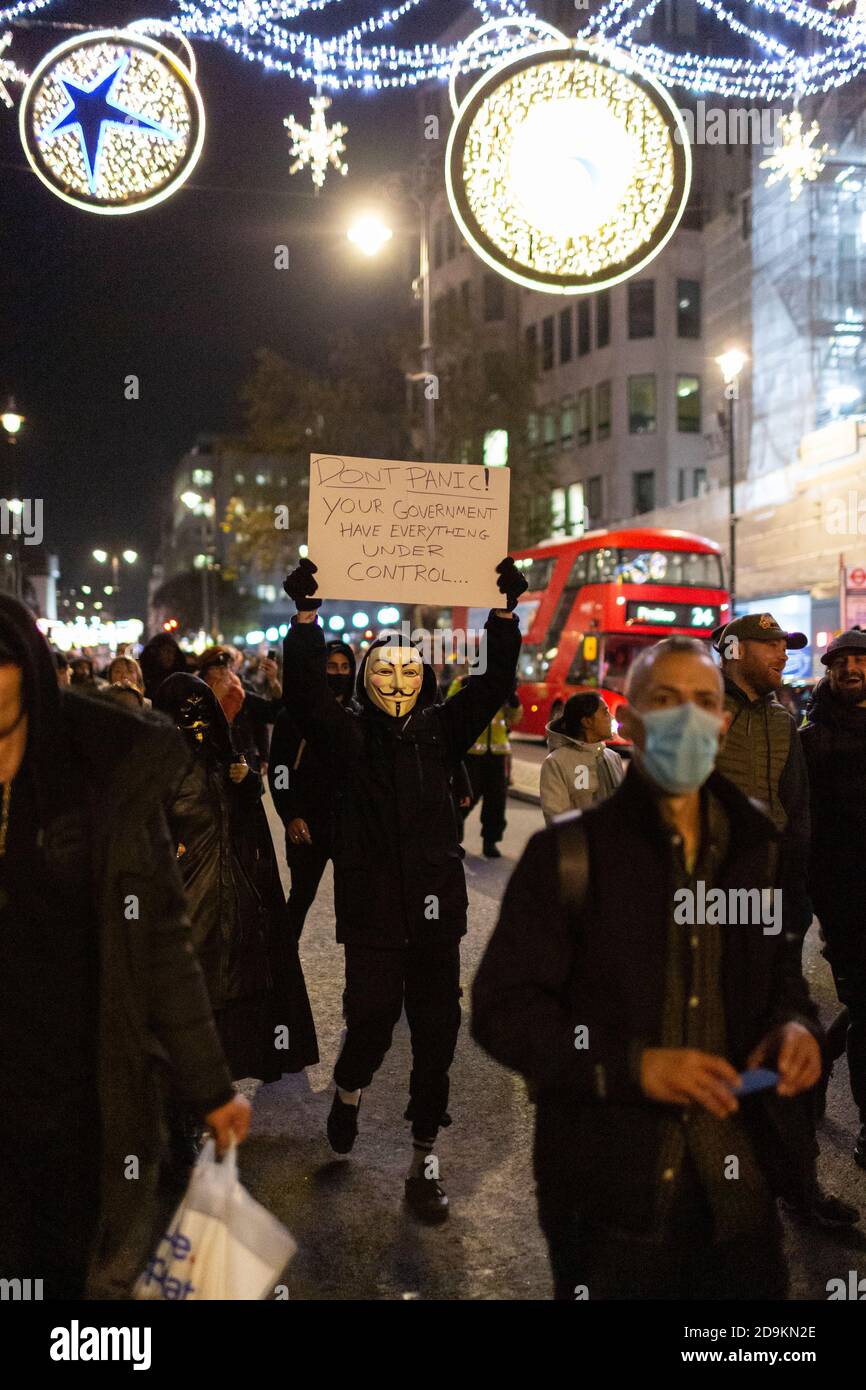 I manifestanti in marcia durante la Million Mask March hanno partecipato a molti scettici di blocco, Londra, 5 novembre 2020 Foto Stock