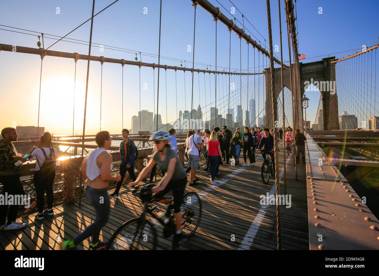 New York City, New York, Stati Uniti d'America - persone sul ponte di Brooklyn guardando lo skyline di Manhattan con la Freedom Tower, Stati Uniti. Foto Stock