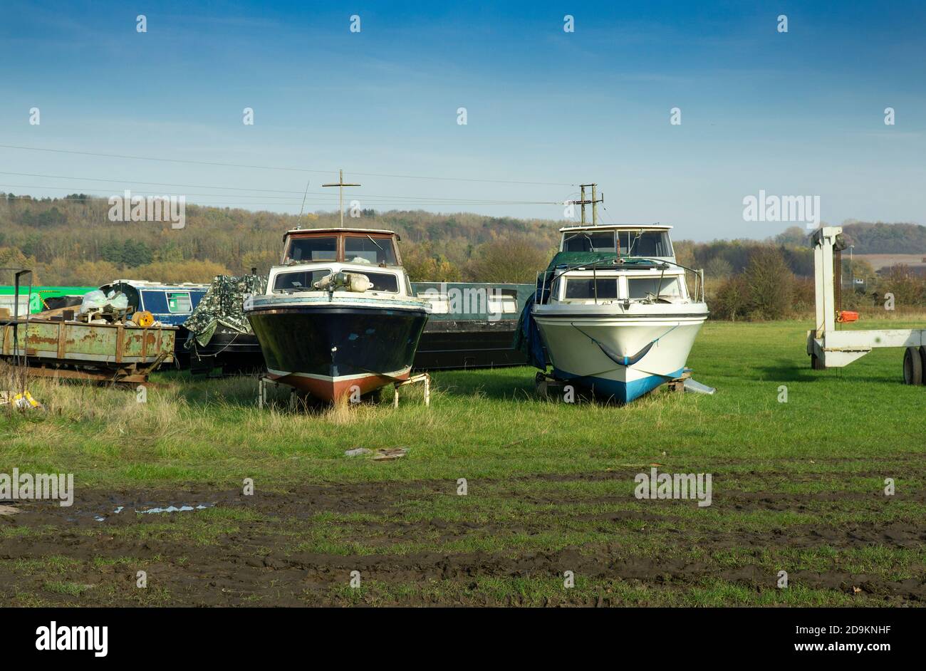 Barche disusate in un campo Foto Stock Barche disusate in un campo Foto Stock