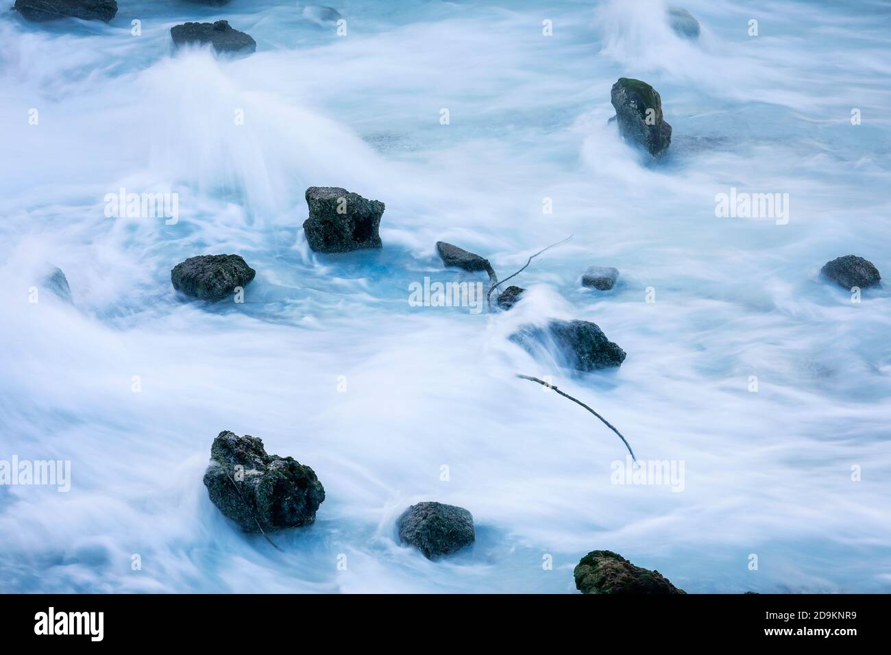 Bochum, area della Ruhr, Renania Settentrionale-Vestfalia, Germania, scarico di acqua di pozzo, l'acqua di pozzo ricco di minerali dalla miniera di Robert Mueser disusata è alimentata negli stagni di Harpen, anche noti come stagni di Werner, da una profondità di 500 m e poi nella Ruhr Foto Stock