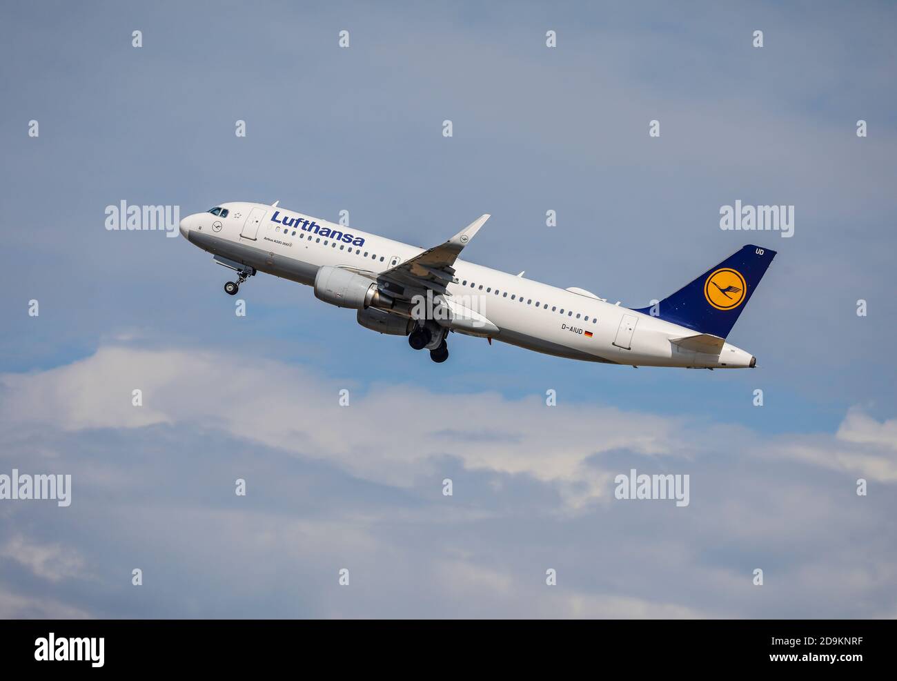 Duesseldorf, Nord Reno-Westfalia, Germania, Lufthansa decollo dall'aeroporto internazionale di Duesseldorf, DUS, Airbus A320-200. Foto Stock