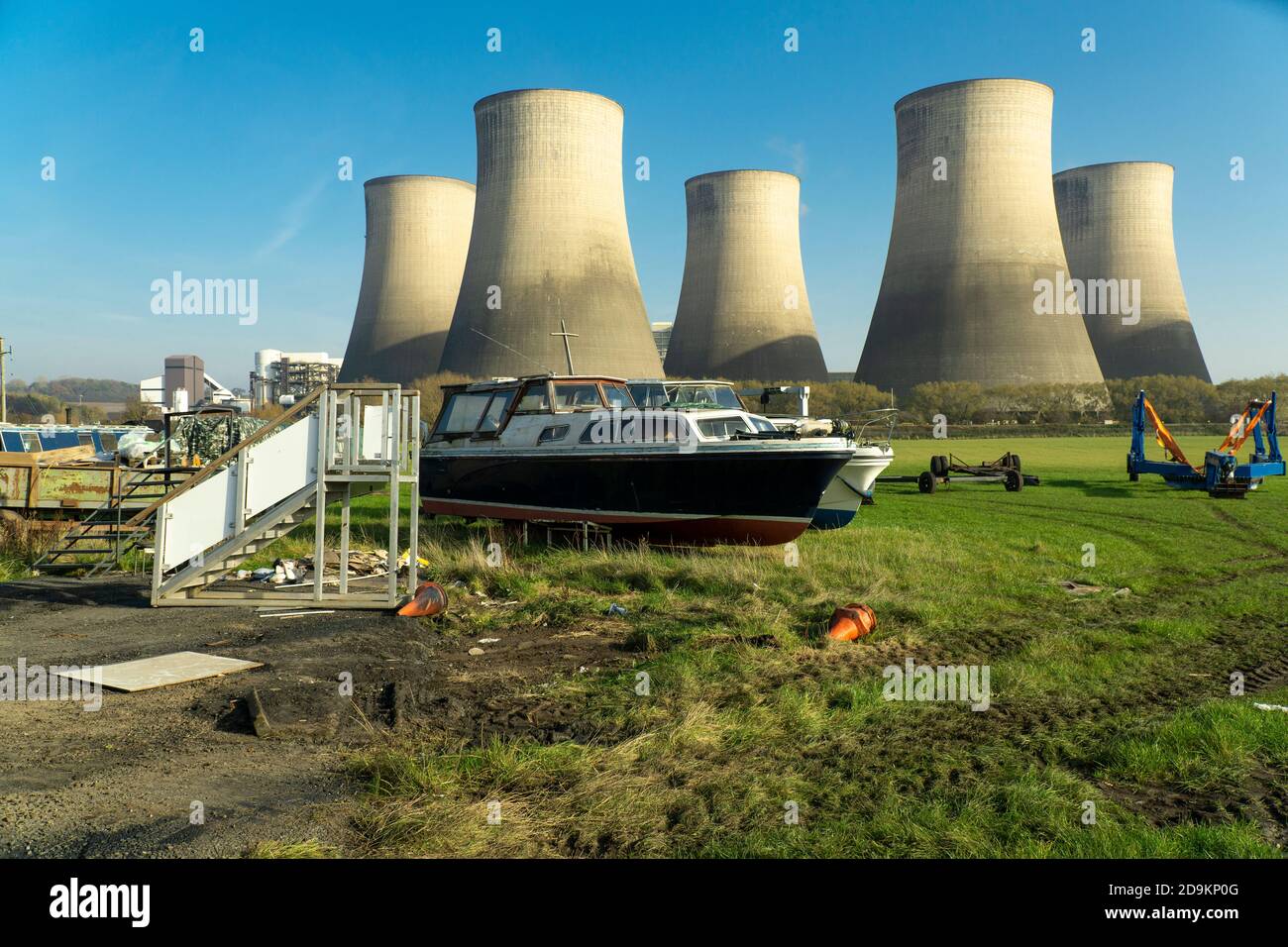 Vecchie barche di fronte ad una centrale elettrica Foto Stock Vecchie barche di fronte ad una centrale elettrica Foto Stock