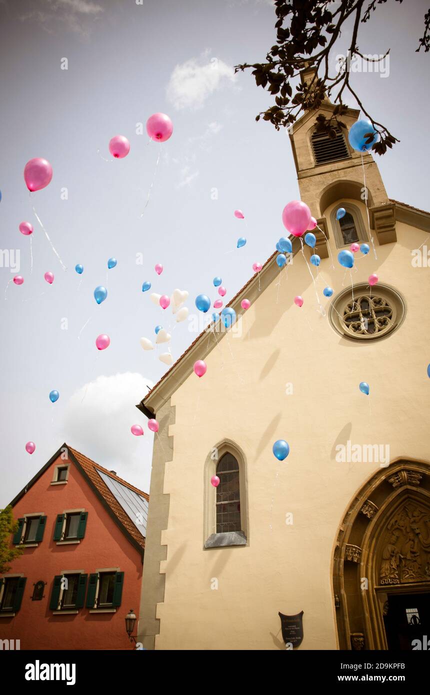 Matrimonio a Volkach, bassa Franconia, palloncini volanti di fronte alla chiesa Foto Stock
