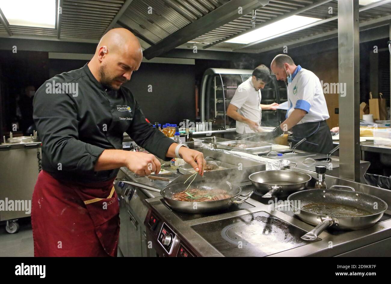 Non esclusivo: KIEV, UCRAINA - 5 NOVEMBRE 2020 - Chef Volodymyr Yaroslavksyi cuoca durante i giorni di accoglienza di carne argentina organizzato dall'Emb Foto Stock